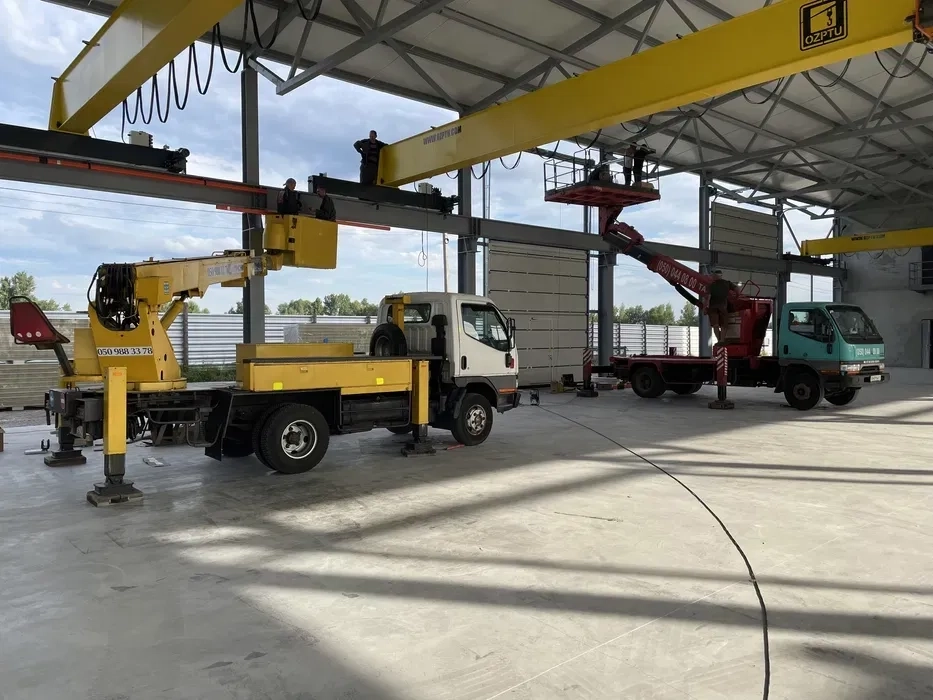 Спеціалізовані Послуги Автовишки (17-35 м). Гарантія Безпеки та Якості Висотних Робіт!