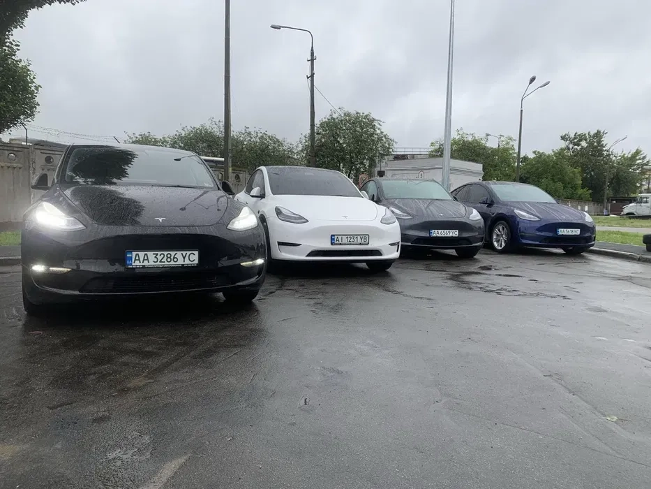 Авто Tesla V/3; Honda M-NV в користування з викупом