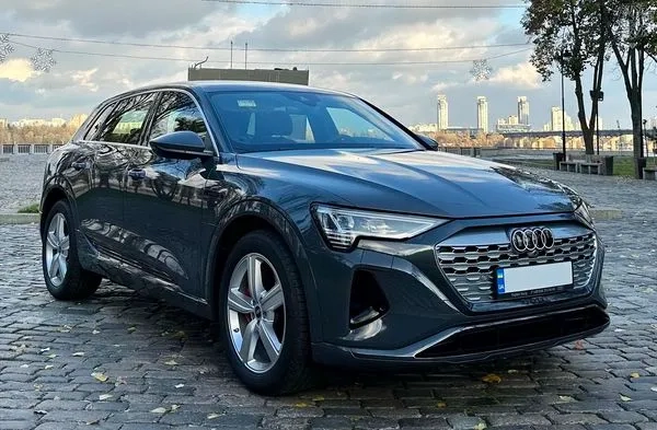271 Audi Q8 E-tron синій без водія з водієм