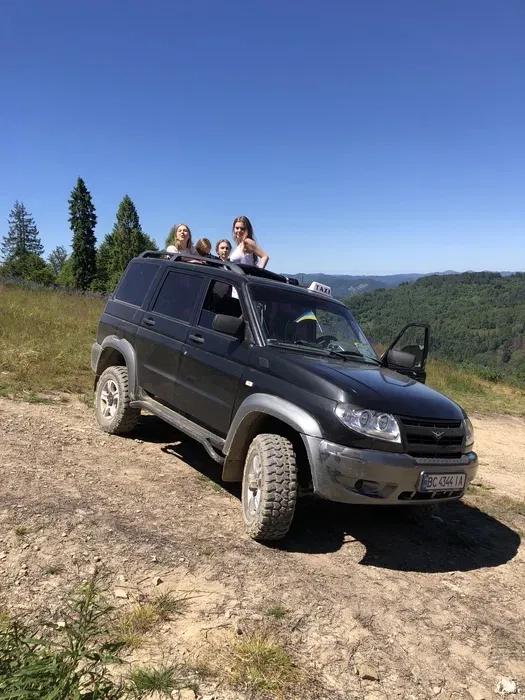 Подорожі в Гори: Комфортабельні Перевезення для 10 Осіб. Надійне Таксі для Вашого Відпочинку!