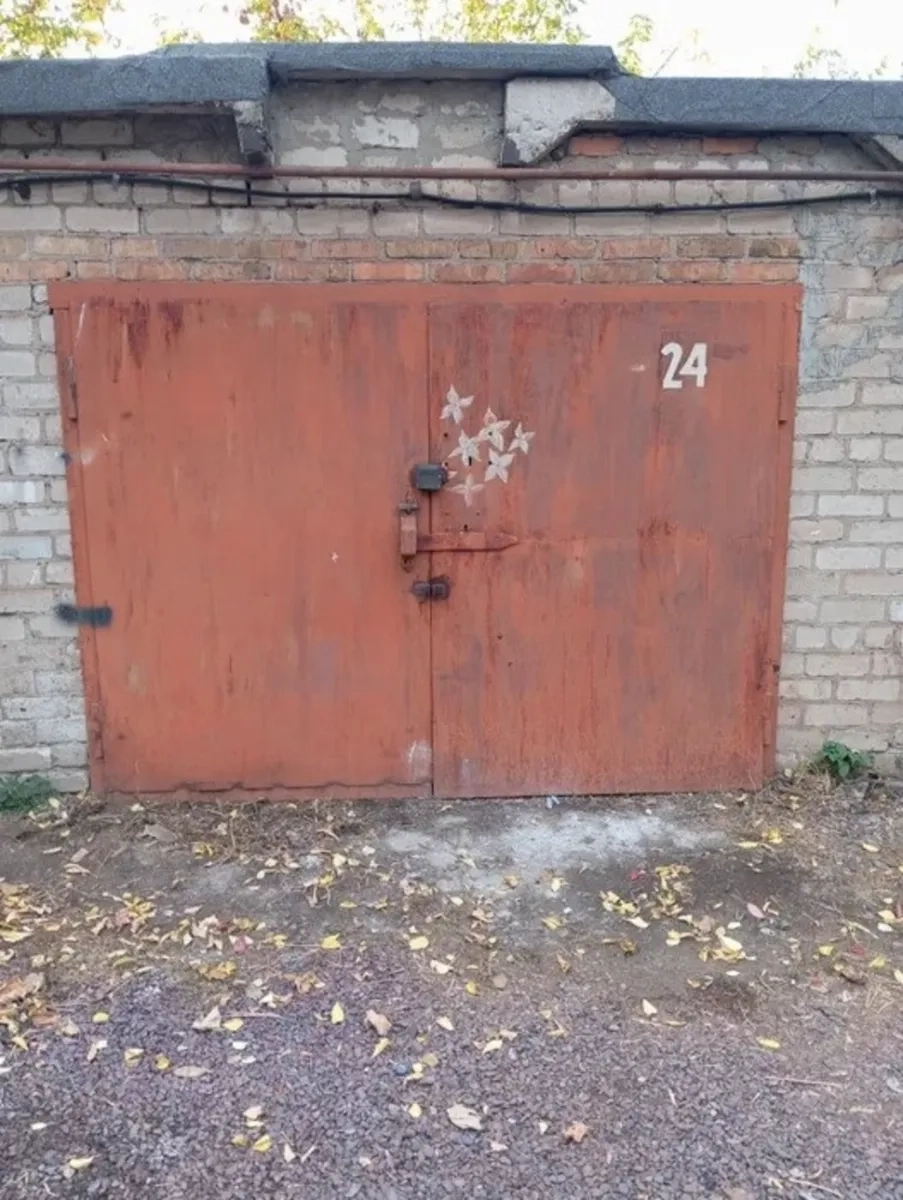 Цегляний гараж для зберігання авто або інструментів