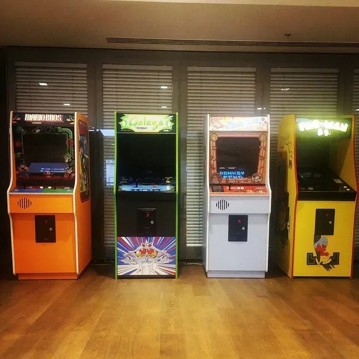 Ретро аркадні автоматі Pac-Man, Mario, Marvel