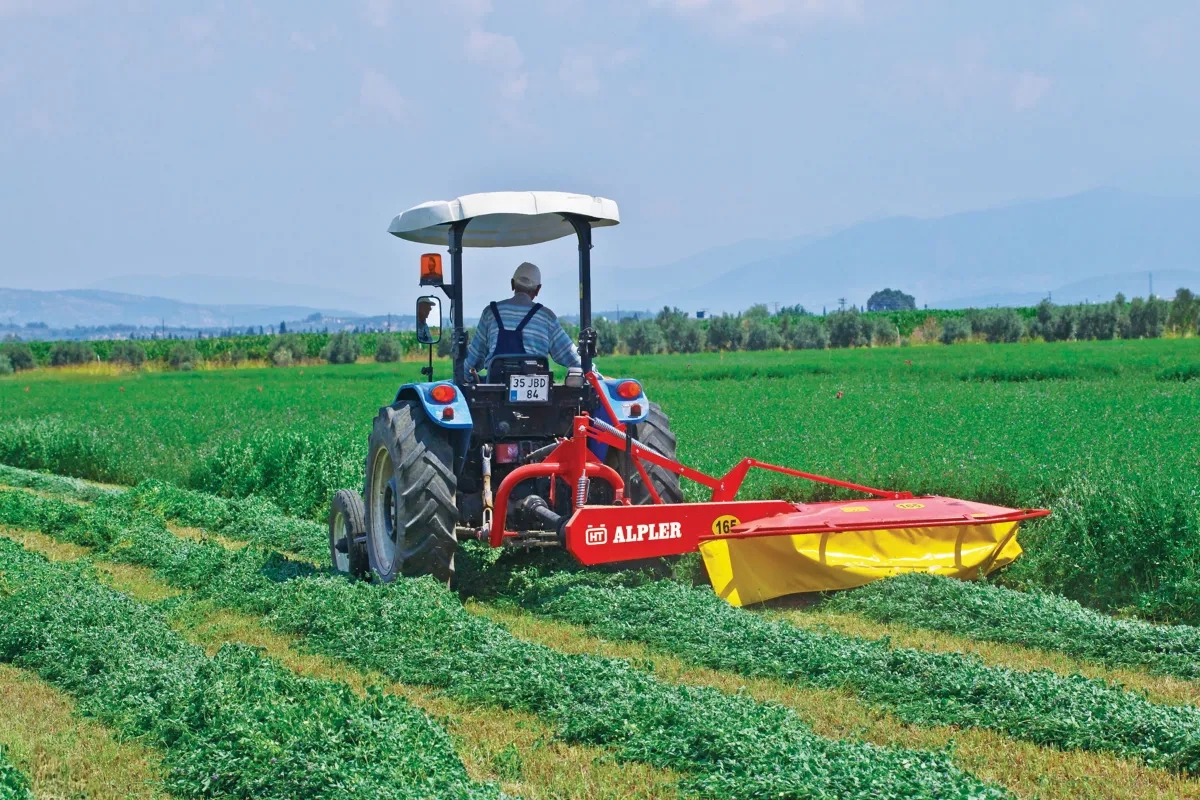 Самохідна косарка: Швидке та якісне скошування у валки