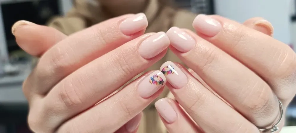 Маникюр с покрытием гель-лаком. Наращивание ногтей. Дарницкая площадь 600 грн.