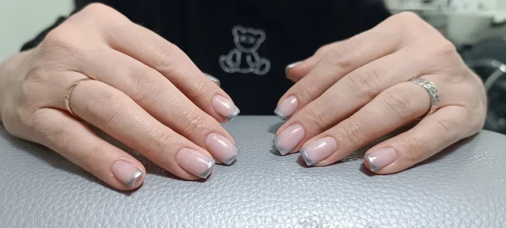 Маникюр с покрытием гель-лаком. Наращивание ногтей. Дарницкая площадь 600 грн.