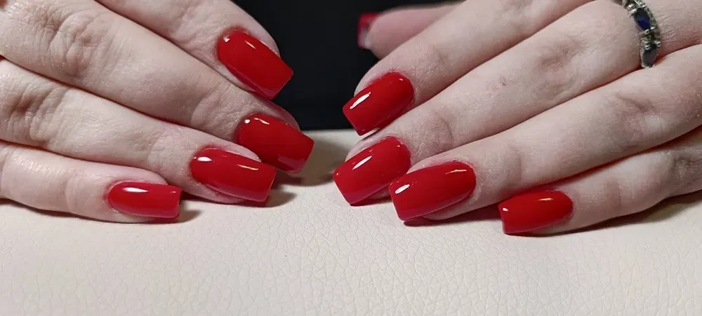 Маникюр с покрытием гель-лаком. Наращивание ногтей. Дарницкая площадь 600 грн.