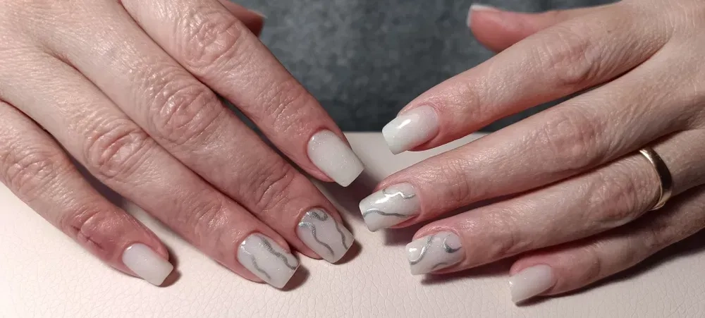 Маникюр с покрытием гель-лаком. Наращивание ногтей. Дарницкая площадь 600 грн.