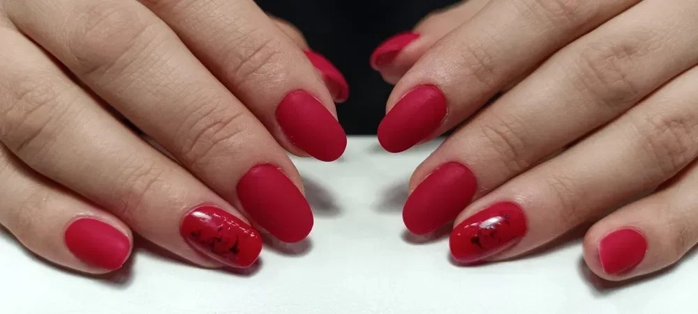 Маникюр с покрытием гель-лаком. Наращивание ногтей. Дарницкая площадь 600 грн.