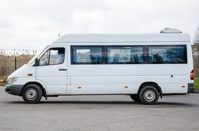 Мікроавтобус Mercedes Sprinter 313 з водієм.