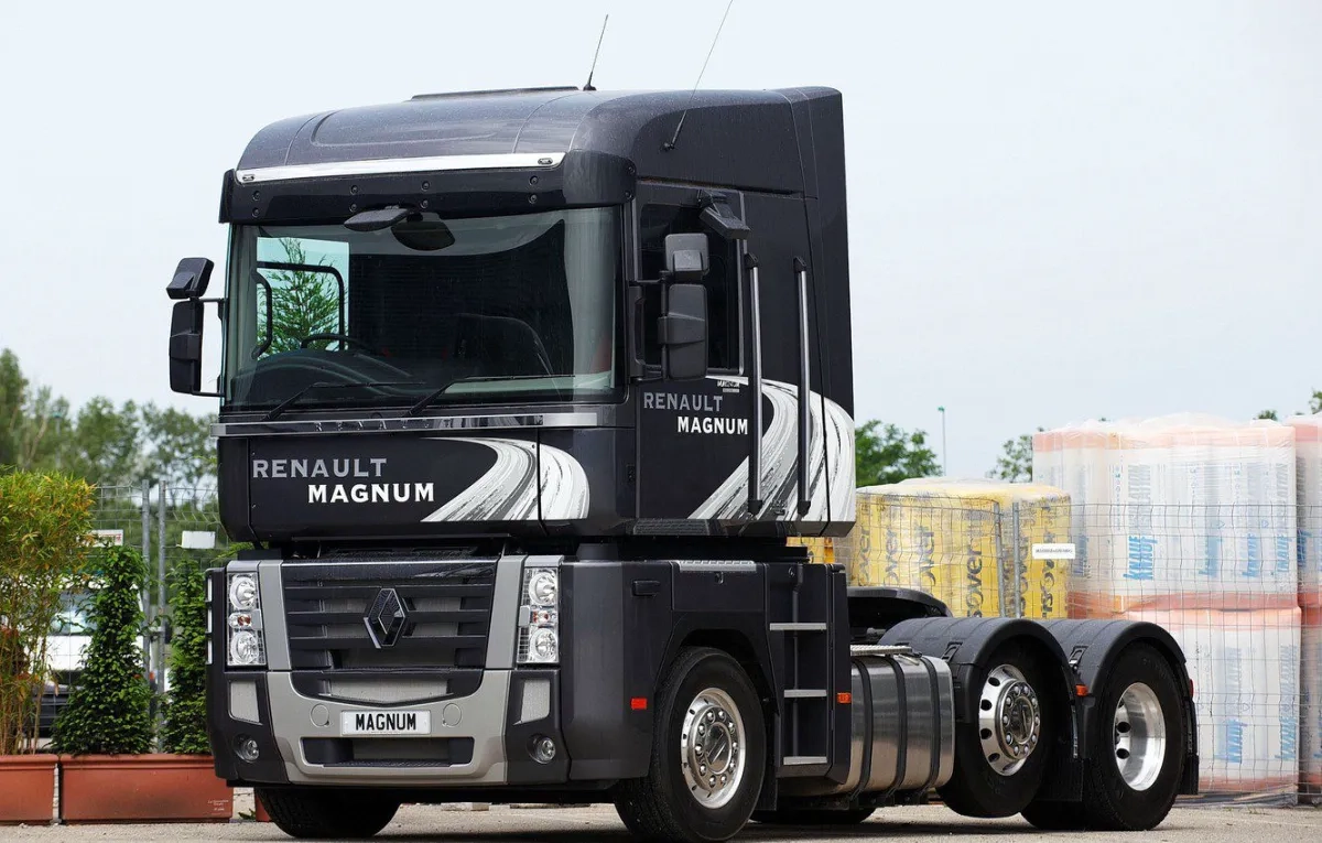 Вантажні перевезення тралами до 40 тонн автомобілем Renault Magnum