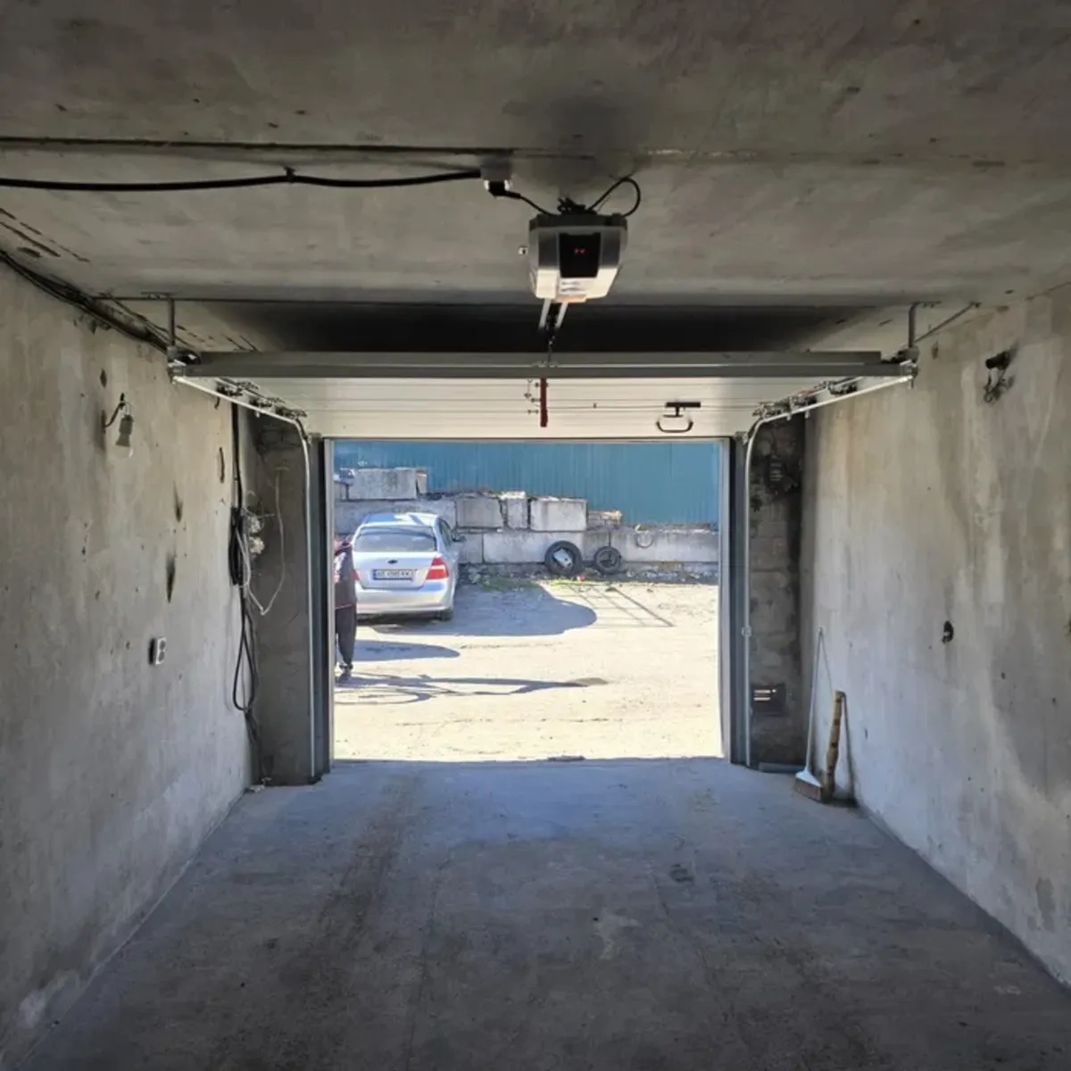 Гараж на території гаражного кооперативу