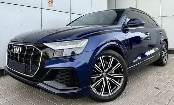307 Позашляховик Audi Q8 синій без водія