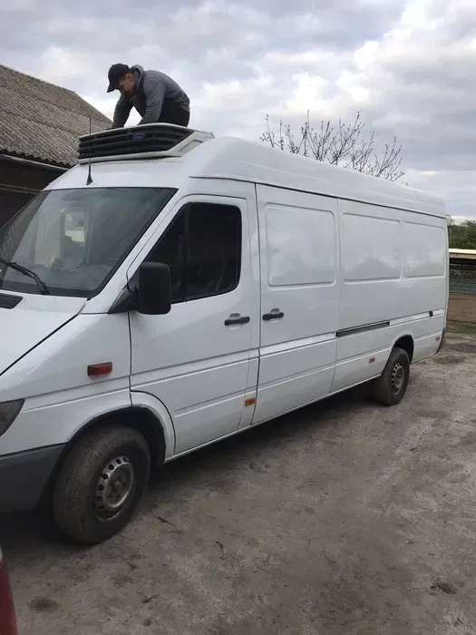 Вантажний автобус рефрежиратор з водієм.ВАНТАЖНІ ПЕРЕВЕЗЕННЯ