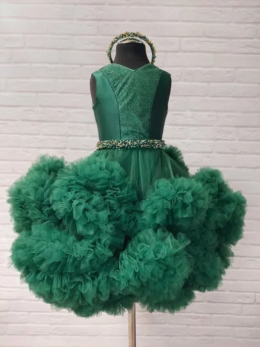 Святкові сукні на випускний у дитячий садок на фотосесії свято