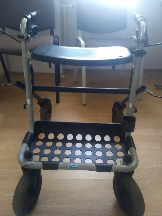 Ходунки з колесами Invacare ( роллатор )
