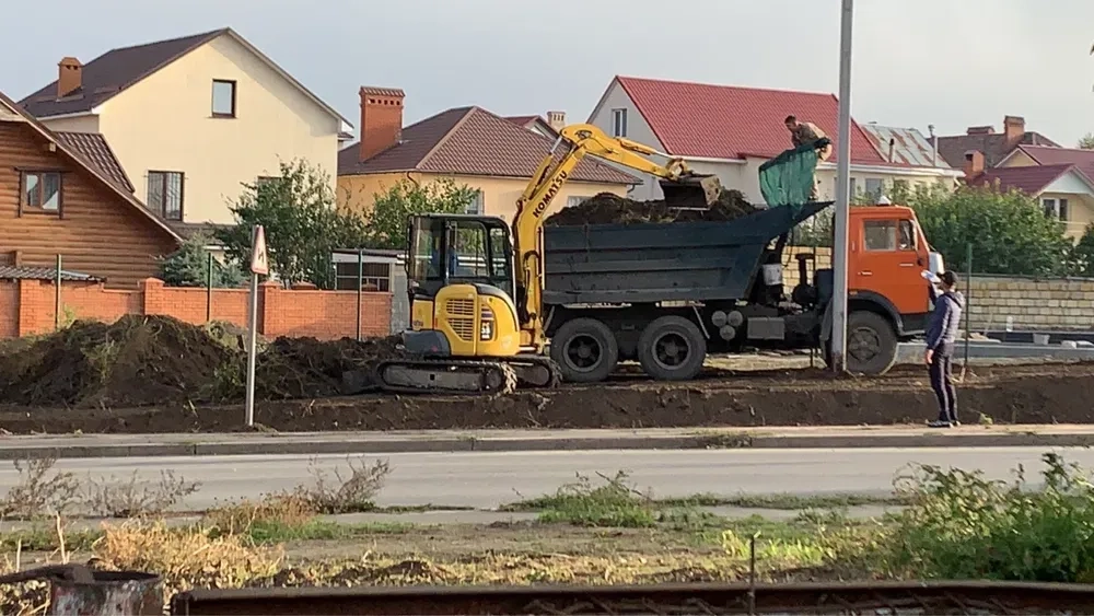 Міні екскаватора копка траншей в Одесі.