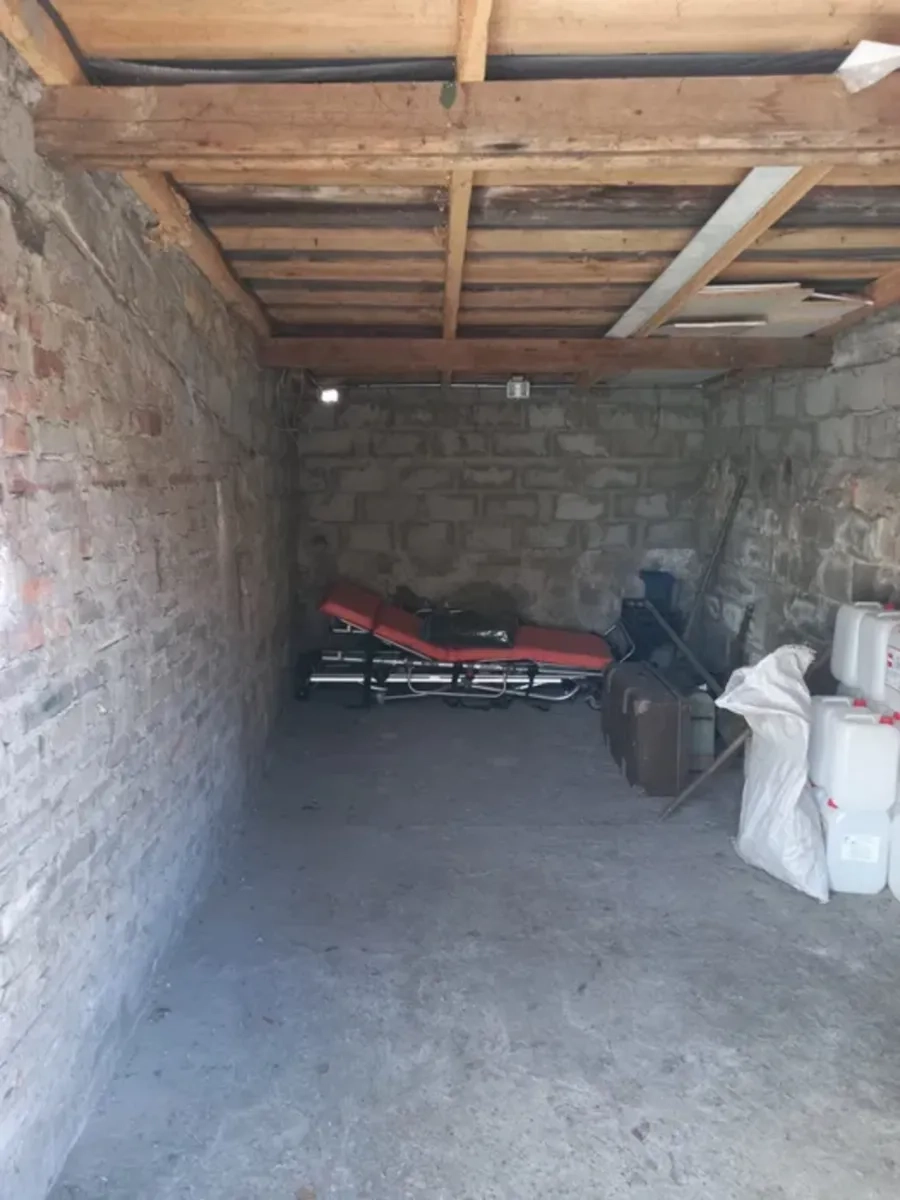 Цегляний гараж у Старому місті.