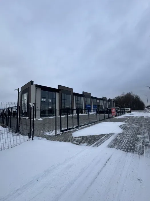 Комерційне приміщення з парковою площадкою