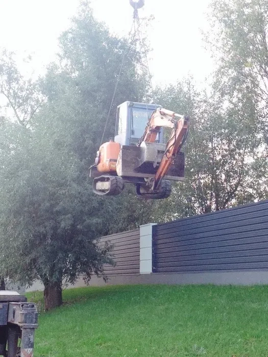 Мініекскаватор з ямобуром, гідромолотом, вилами