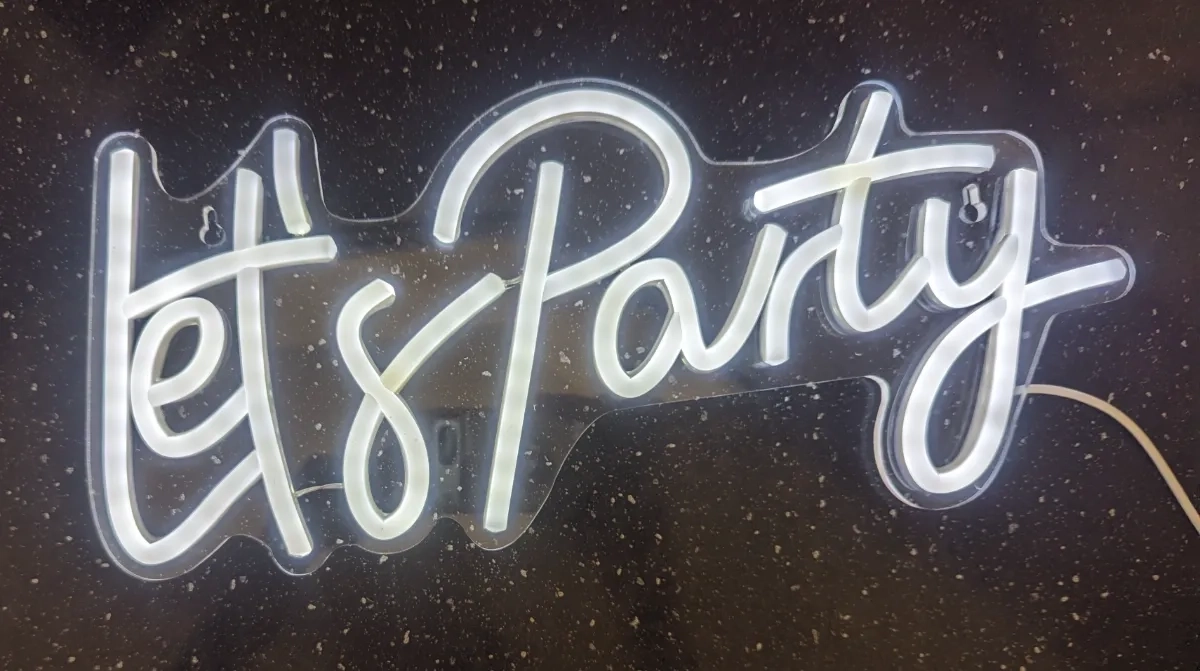 Неонова вивіска Let's Party. Яскраві фото на ваше свято