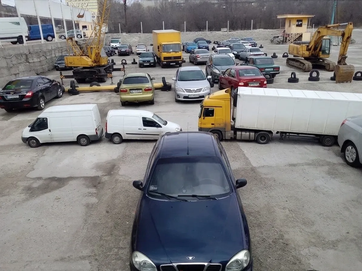 Паркомісце для спецтехніки з охороною та зручним заїздом