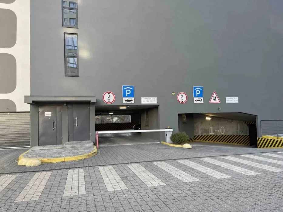 Місце для авто в Парус Сіті: зручний заїзд