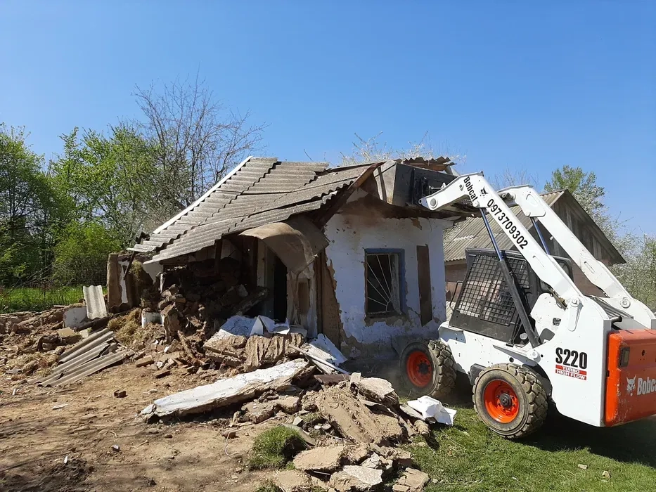 Демонтаж будівель Вивіз сміття землі.Уборка території,чистка снігу