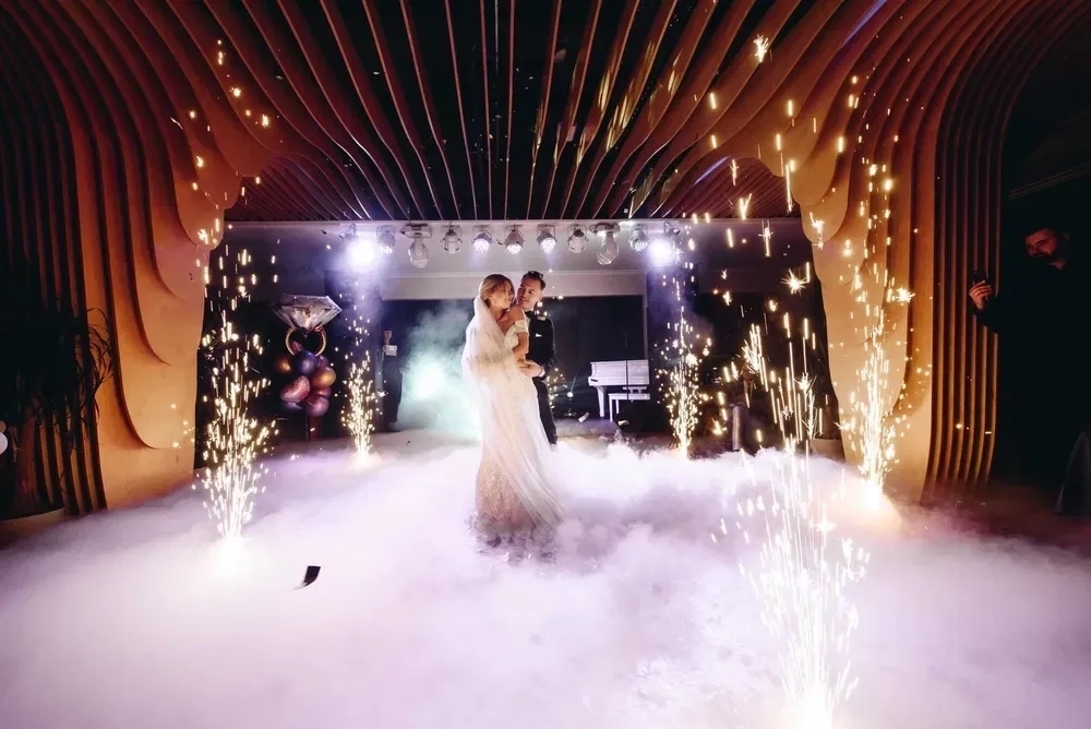 Тяжёлый, низкий дым, конфетти пушка, фонтаны холодные.