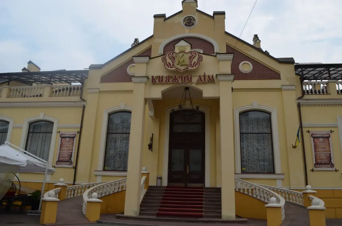 Трьохповерховий будинок для комерційних цілей