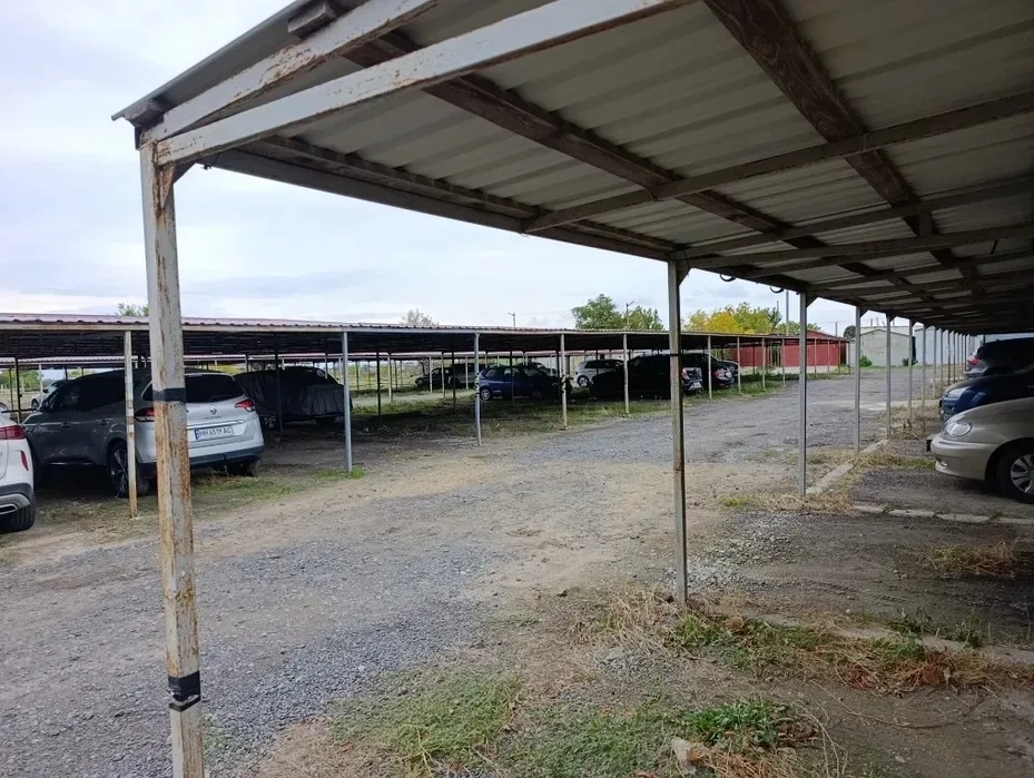 Паркінг на стоянці, що охороняється