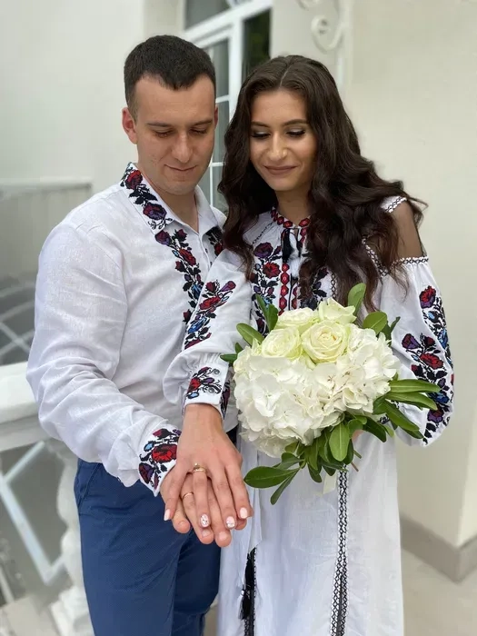 Вишите плаття та чоловіча сорочка