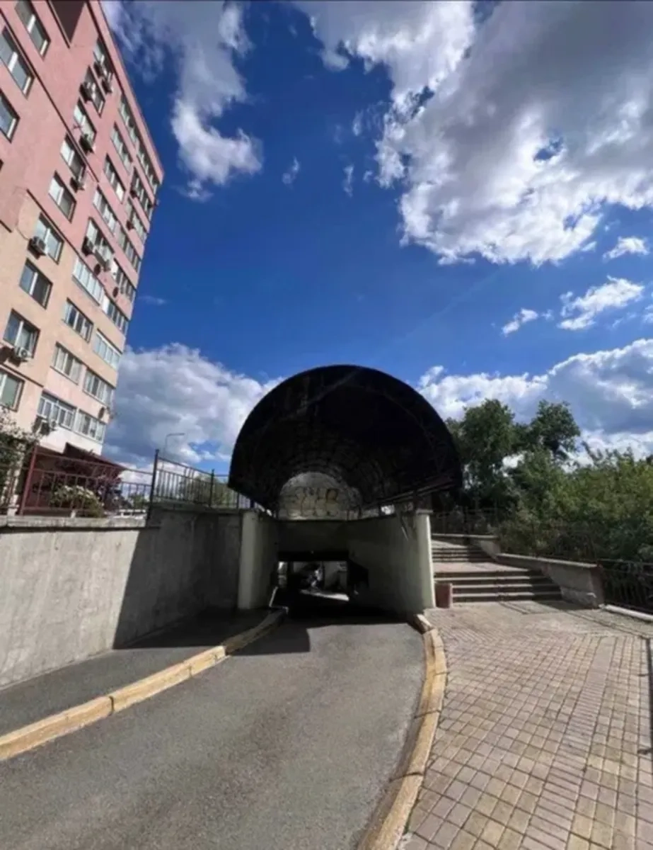 Паркомісце на цокольному поверсі з охороною та відеоспостереженням