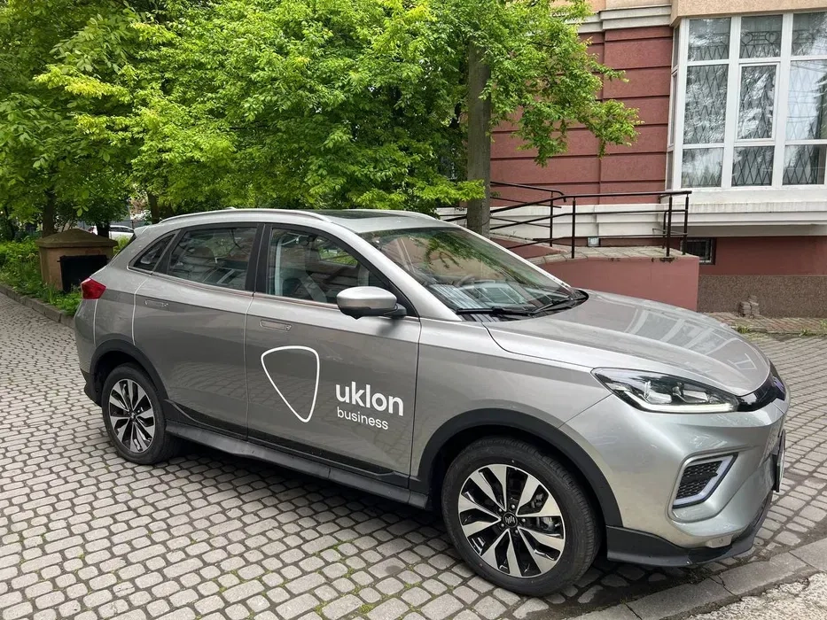Нові авто під таксі Уклон. Електромобіль (400 км )