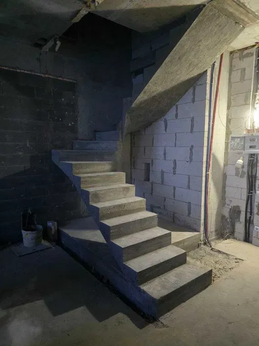 Сходи ПІД КЛЮЧ для будинку, Прямі / Гвинтові бетонні сходи Вишгород!