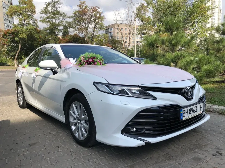 Авто на свадьбу Тойота Камри 70 Белый перламутр и Камри 40 белого цвета