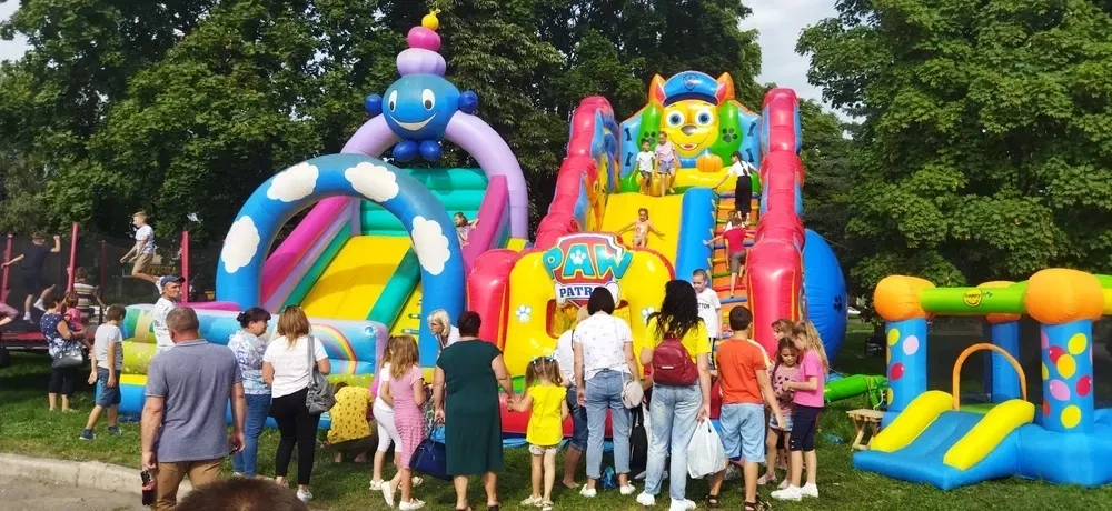 Надувна гірка горка батут атракціони на свято аттракционы вата попкорн