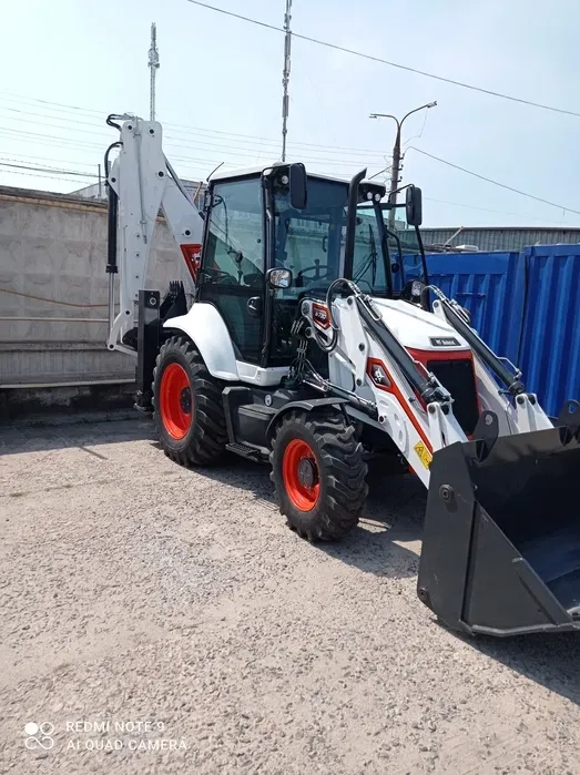 Екскаватор навантажувач гідромолот