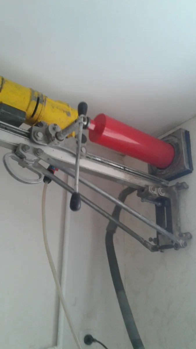 Алмазне свердління отворів. Буріння отворів без пилу та бруду. Монтаж кухонних витяжок. Встановлення рекуператорів. Алмазна різка бетону. Розширення проємів. Демонтажні роботи. Висвердлювання отворів алмазними коронками.