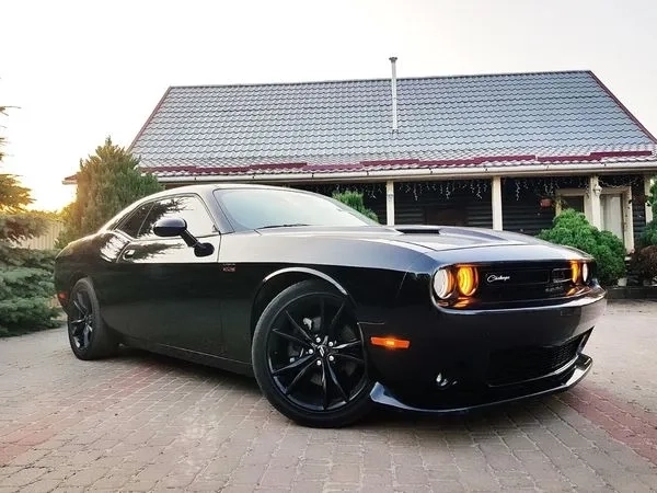 267 Dodge Challenger RT 2018 року 5.7 л з водієм