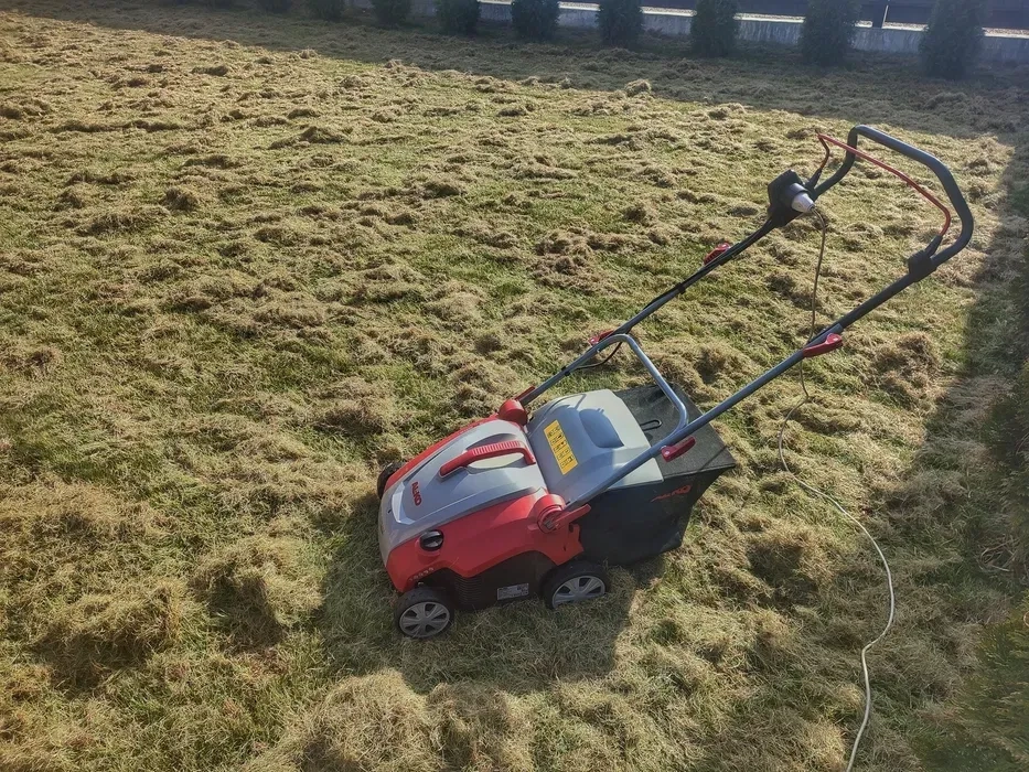 Вичісування сухої трави Аератор Скарифікатор