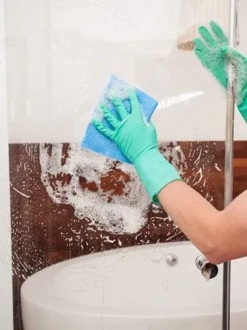 Прибирання квартир, будинків та офісів. Сучасні миючі засоби