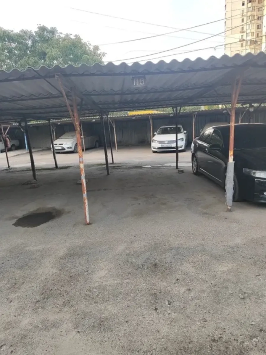 Місце на парковці з охороною 24/7