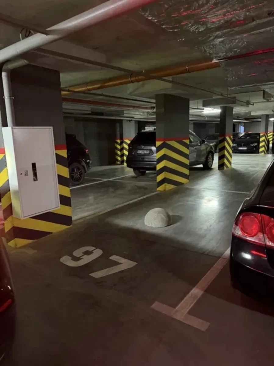 Паркомісце в підземному паркінгу: зручний заїзд та виїзд