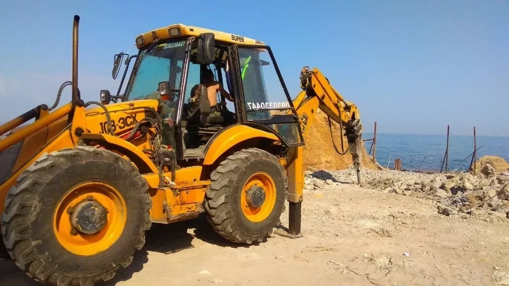 Екскаватор з гідромолотом JCB