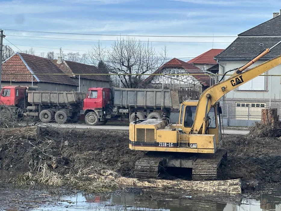 Послуги екскаватора CAТ 211LC