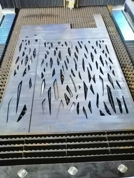 Лазерна різка металу: швидке та точне виготовлення деталей під ключ!