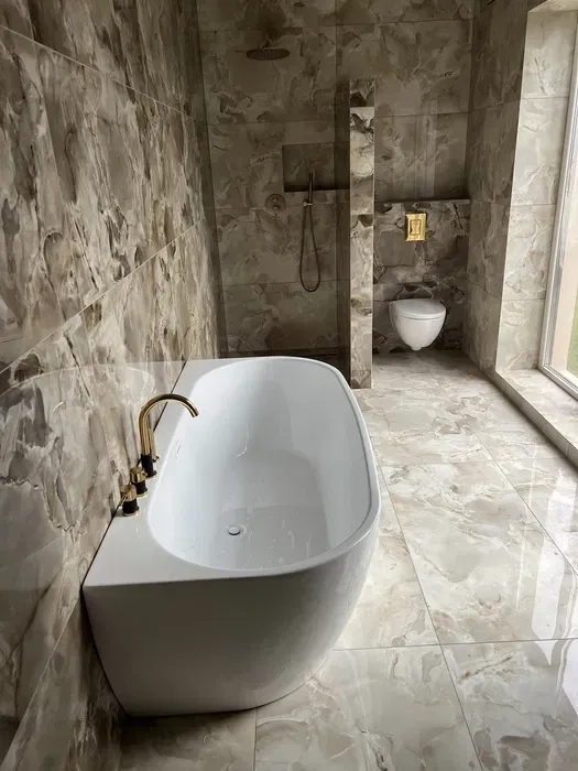 Професійне Укладання Плитки: Ідеальний Рівень та Якість Швів. Досвідчений Плиточник!