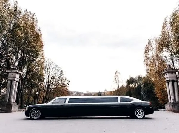 282 Лімузин на день народження Dodge Charger Limo