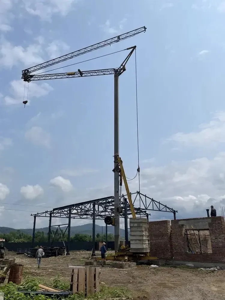 Будівельний баштовий кран для підйому будівельних матеріалів.