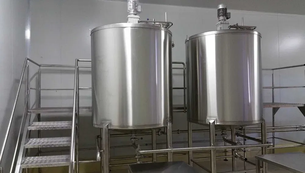 Перила, столи, ємності, лотки, столи, флагштоки з нержавіючої сталі